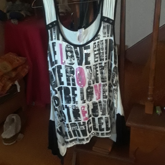 Really cool  workout tunic type shirt. - Picture 3 of 6